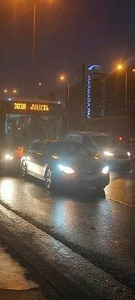 iett-otobusunde-dehset-anlari-camlari-kapilari-tekmelediler-1660199411377.jpeg İETT otobüsünde dehşet anları! Camları kapıları tekmelediler-2