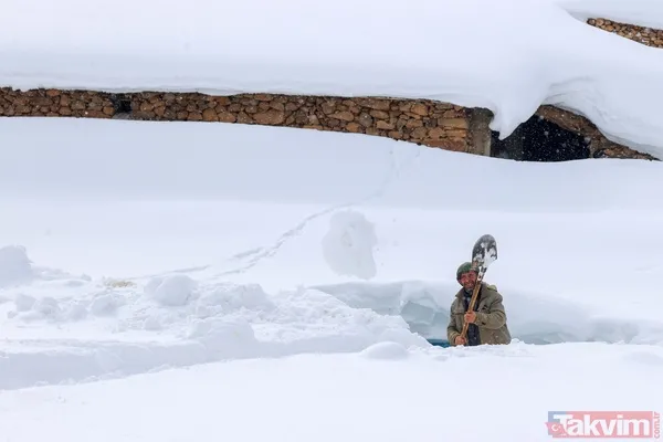 Kar kalınlığı 2 metreyi aştı! Van'ın köylerinde 'beyaz esaret' yaşanıyor - 33