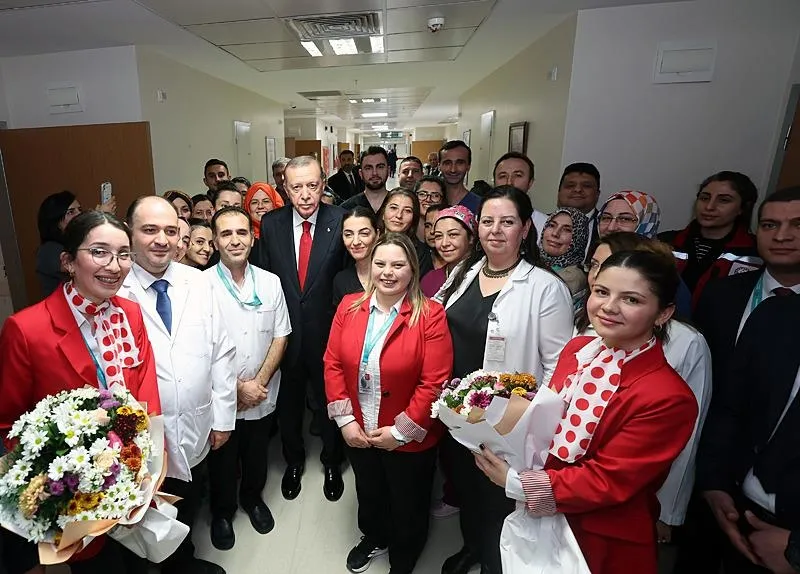 Başkan Recep Tayyip Erdoğan, Balıkesir'deki yaralıları ziyaret etti. (AA)