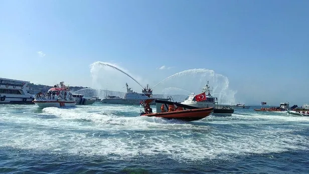İstanbul'da Denizcilik ve Kabotaj Bayramı törenle kutlandı: Gemiler İstanbul Boğazı'nda su takı oluşturdu-5