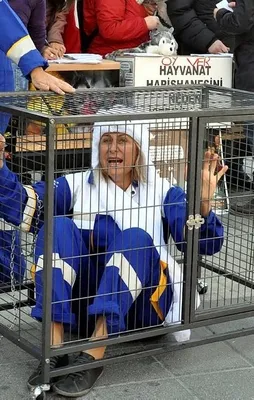 CHP'li belediyeye tepki için kafese girdiler