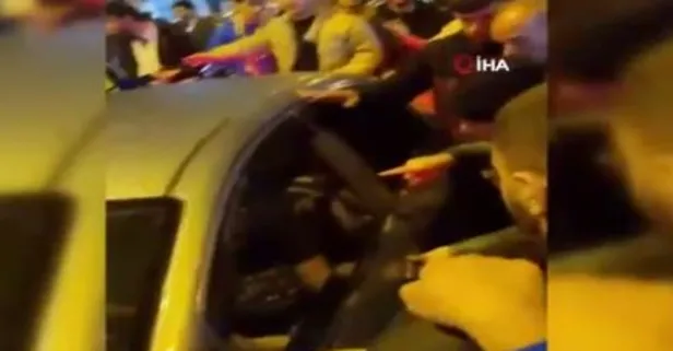 Son dakika: Fenerbahçe stadı önünden geçen bir araç taraftarın saldırısına uğradı