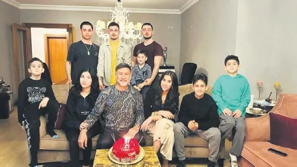 sarp-apak-esi-bengisu-apak-ile-goruntulendi-engin-ozturk-ile-cikan-haberler-hakkinda-bakin-neler-soyledi-1680472275435.jpeg Sarp Apak eşi Bengisu Apak ve arkadaşı Engin Öztürk'le ilgili çıkan haberler hakkında ilk kez konuştu!-4