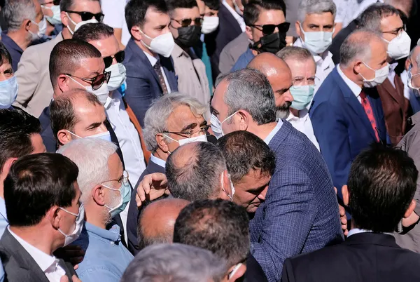 son-dakika-adalet-bakani-abdulhamit-gul-konyada-taziye-evinin-onunden-onemli-aciklamalarda-bulundu-1627749714212.jpg Son dakika: Adalet Bakanı Abdülhamit Gül, Konya'da taziye evinin önünden önemli açıklamalarda bulundu-2