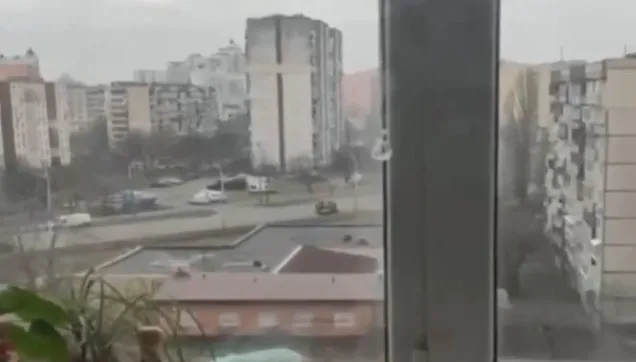 Rus tankı otomobili ezdi!