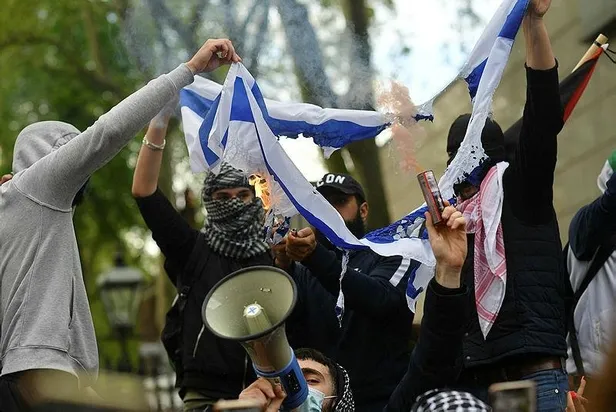 londralilar-filistinin-yaninda-isgalci-teroristlere-karsi-protesto-israil-bayragi-yaktilar-1621706282453.jpeg