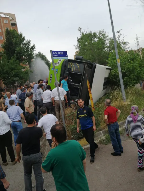 Son dakika: İzmit'te halk otobüsü devrildi: Yaralılar var-2