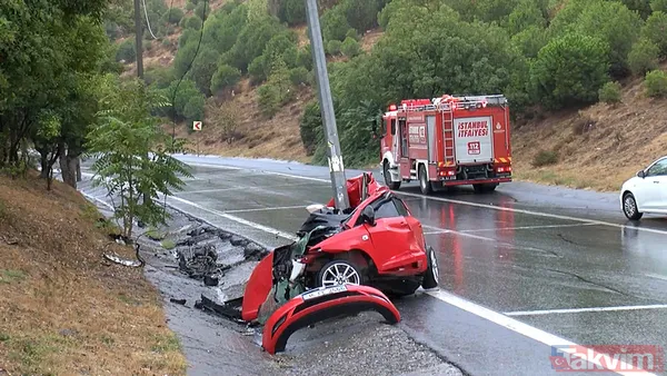 Eyüpsultan'da feci kaza: Direğe çarpan araba kağıt gibi ezildi! - 7