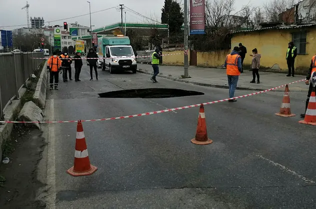 İstanbul'da facianın eşiğinden dönüldü! Metro inşaatı nedeniyle yolda dev göçük