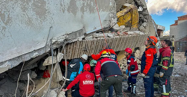 Uşak’ta 4 katlı bina çöktü: Enkaz altında kalan operatör hayatını kaybetti