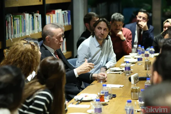 Başkan Erdoğan, Üsküdar'da gençlerle çay içip sohbet etti - 12