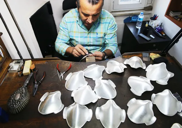 koronaviruse-karsi-uretilen-altin-ve-gumus-maskeler-1500-ile-20-bin-lira-arasinda-satiliyor-1606293295977.jpg Koronavirüse karşı üretilen altın ve gümüş maskeler 1500 ile 20 bin lira arasında satılıyor-4