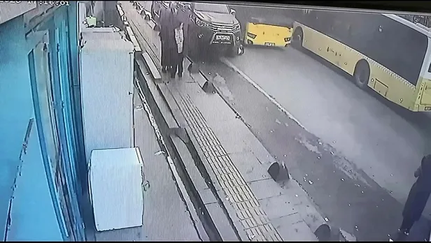 iett-otobusu-yayaya-carpti-o-anlar-kamerada-1672814929834.jpeg İETT otobüsü yayaya çarptı: O anlar kamerada-3