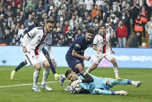 evinde-kasimpasaya-farkli-kaybeden-kara-kartal-taraftarini-kahretti-1650923909665.jpeg Evinde Kasımpaşa'ya farklı kaybeden kara kartal taraftarını kahretti-2