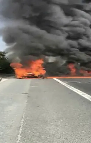 Seyir halindeyken bir anda alev aldı! TEM'de trafik kilitlendi