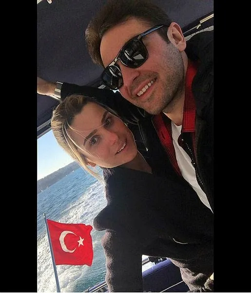 Bu ne saygısızlık! Hacı Sabancı ile Nazlı Kayı Çanakkale Şehitliği'ni ziyaret etti-6