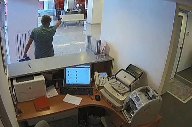 Bankada dehşet anları! Soygun yapmaya çalıştı ancak...