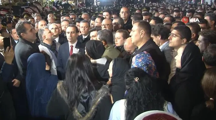 pkknin-siyasi-uzantisi-hdpdeme-destek-veren-chp-lideri-ozgur-ozele-manisadaki-sehit-cenazesinde-tepki-yagdi-oz-1703437301045.jpeg PKK'nın siyasi uzantısı HDP/DEM'e yol yürüyen CHP lideri Özgür Özel'e Manisa'daki şehit cenazesinde tepki yağdı: Özgür dışarı-4