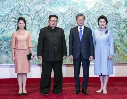 Tarihi ziyarete Kim Jong-un’un eşi Ri Sol-ju da katıldı