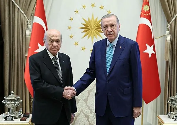 kulliyede-cumhur-ittifaki-zirvesi-baskan-erdogan-ve-mhp-genel-baskani-bahceli-bir-araya-geldi-1695854176150.jpeg Külliye'de Cumhur İttifakı zirvesi! Başkan Erdoğan ve MHP Genel Başkanı Bahçeli bir araya geldi-3