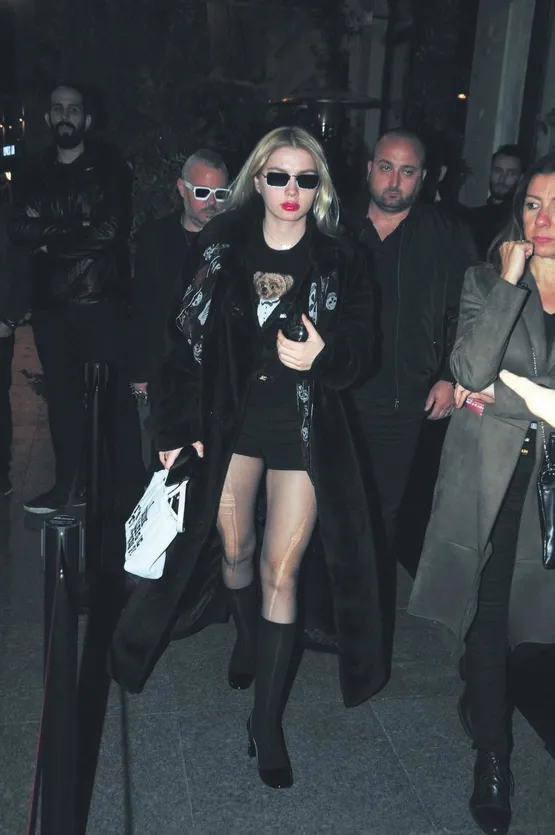 aleyna-tilki-marjinalligin-dozunu-kacirdi-kacik-coraplariyla-saskinlik-yaratti-1574371054294.jpeg Aleyna Tilki marjinalliğin dozunu kaçırdı! Kaçık çoraplarıyla şaşkınlık yarattı...-1