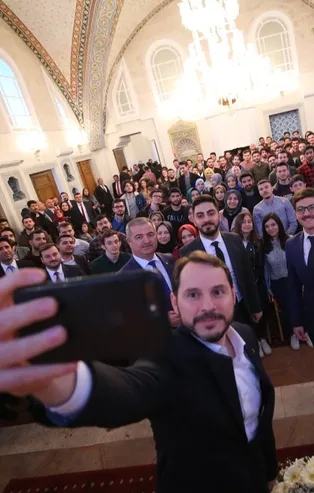 Bakan Albayrak gençlerle buluştu