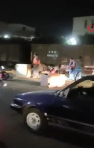 Yer: Meksika... Tren hemzemin geçitteki araçlara çarptı: Çevredekiler kasası açılan kamyonu yağmaladı