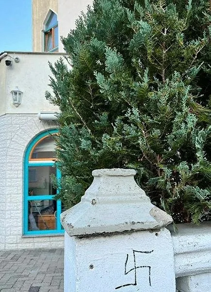 almanyada-camiye-irkci-saldiri-gamali-hac-cizip-tehdit-mektubu-gonderdiler-1668089481581.jpeg Almanya'da camiye ırkçı saldırı! Gamalı haç çizip tehdit mektubu gönderdiler-1