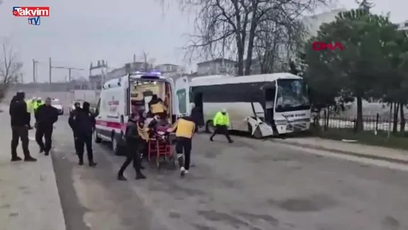 Çerkezköy'de feci kaza! Servis araçları kafa kafaya çarpıştı