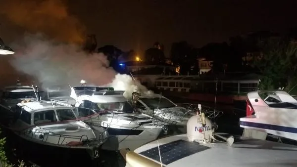 Dumanı gören itfaiyeyi aradı: Beykoz Göksu Deresi'nde demirli yatta yangın çıktı-3