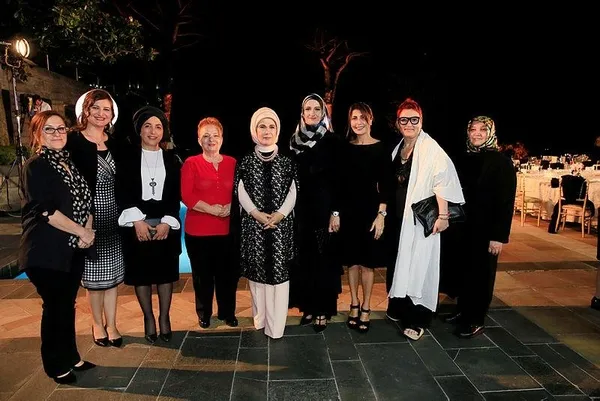 Emine Erdoğan akademisyen, sanatçı ve işkadınlarına iftar daveti verdi-3