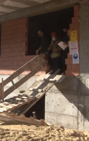 İnşaatta feci ölüm! Asansör boşluğunda kaldı