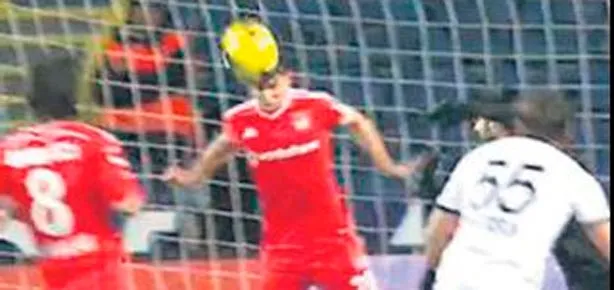 Necip çizgiden kafayla çıkardı