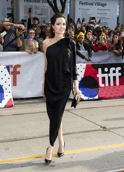Angelina Jolie çocuklarıyla yemek yedi-10