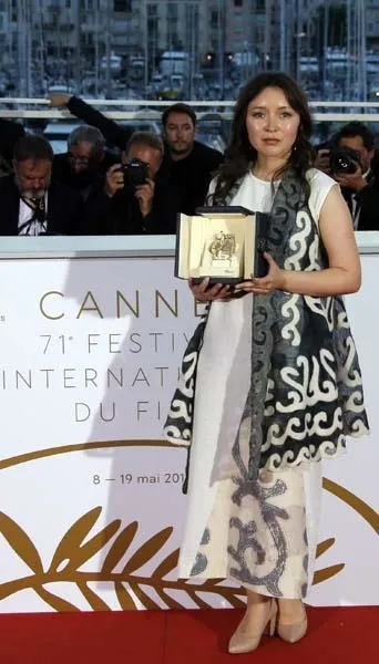 Asia Argento Cannes'e damga vurdu! Sahneye çıktı ve 'tecavüze uğradım' dedi...-2