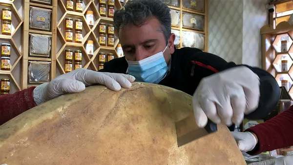 25-ton-sutten-100-kilo-uretilen-karsin-meshur-gravyer-peynirinin-kilosu-100-liradan-satiliyor-1602741190843.jpg 2,5 ton sütten 100 kilo üretilen Kars'ın meşhur gravyer peynirinin kilosu 100 liradan satılıyor-4