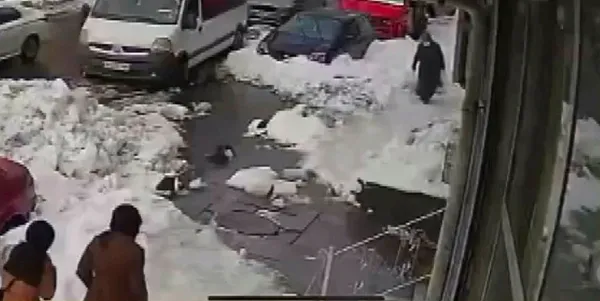 yolda-yuruyen-kadinin-kafasina-kar-kutlesi-dustu-1643697056622.jpg Yolda yürüyen kadının kafasına kar kütlesi düştü-3