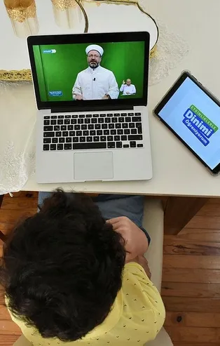 Çocuklar uzaktan eğitim ile Kur'an-ı Kerim öğreniyor! Diyanet TV üzerinden  "Yaz Kur'an Kursları" başladı