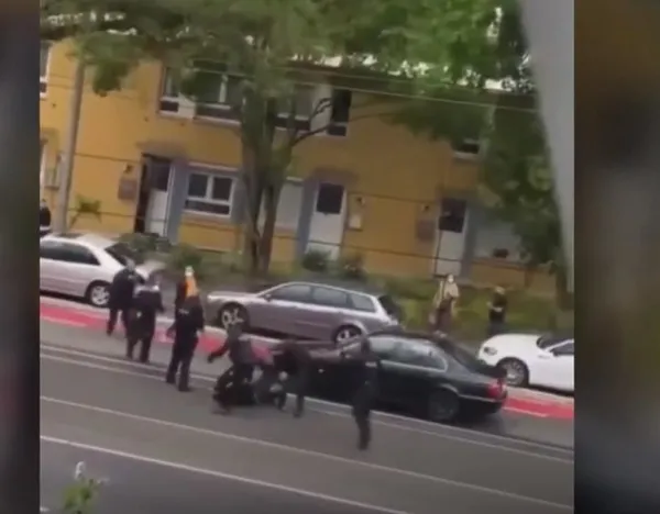 almanyada-tedavi-icin-hastaneye-giderken-rahatsizlanan-turk-vatandasina-polis-siddeti-1621194013935.jpeg Almanya'da tedavi için hastaneye giderken rahatsızlanan Türk vatandaşına polis şiddeti-2