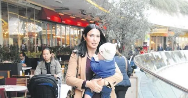 Sosyetik işadamı Nedim Keçeli’nin eşi Gamze Karaman Keçeli oğluyla alışverişe çıktı