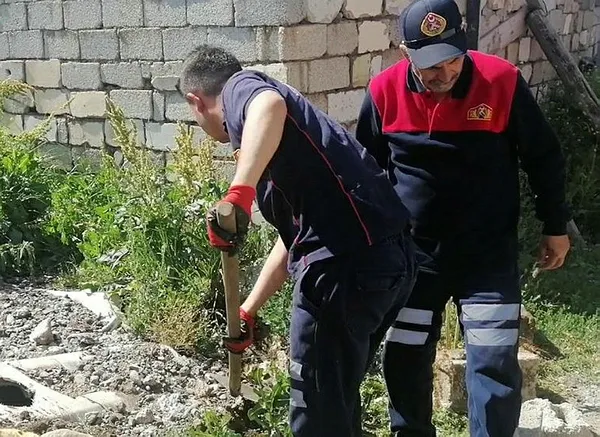 agrida-su-kuyusuna-dusen-kopek-yavrusunu-itfaiye-ekipleri-kurtardi-1594115227473.jpg Ağrı'da su kuyusuna düşen köpek yavrusunu itfaiye ekipleri kurtardı-2