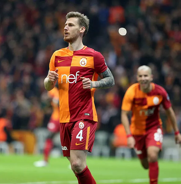 Galatasaray'ın yıldızına Hakan Çalhanoğlu'ndan çağrı-5