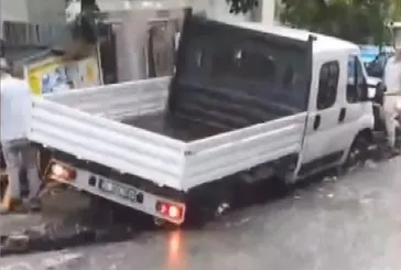 İstanbul Bayrampaşa'da İSKİ rögar hattı kuvvetli yağış nedeniyle çöktü! 2 otomobil ve kamyonet çukura düştü