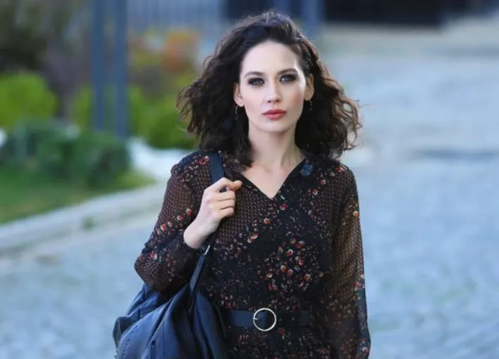 Nazlı Sabancı doğuma günler kala karnı burnunda son halini paylaştı! İlk yorum Seda Sayan ile kayınvalide Arzu Sabancı’dan... - 32