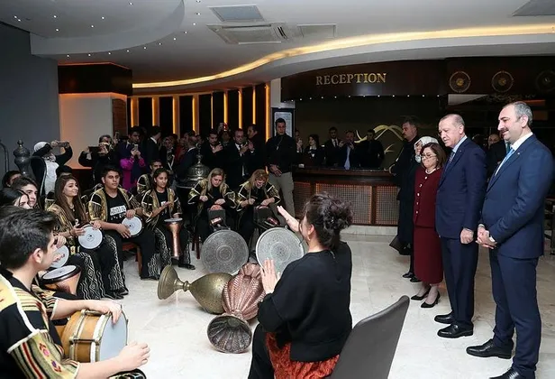 Başkan Erdoğan gençlerin 'darbuka şov'unu izledi-3