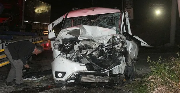 Avcılar’da feci kaza! Servis minibüsü ile hafif ticari araç çarpıştı: 12 yaralı!