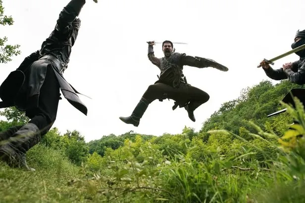 celladina-yuruyen-fedailer-kurulus-osman-27-bolum-fragmaninda-dusmana-ne-ok-ne-kilic-isliyor-1592570677058.jpg Gözü kanlı pusuyu bozacak: Kuruluş Osman 27. bölüm fragmanında fedailere kılıç ve ok işlemez oluyor!-5