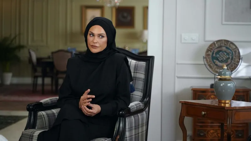 hulya-avsardan-degisim-videosu-ayni-yagmur-altindanin-fazileti-guzelligiyle-mest-etti-1770467555765.jpg Hülya Avşar’dan “değişim” videosu! Aynı Yağmur Altında'nın Fazilet'i güzelliğiyle mest etti-5