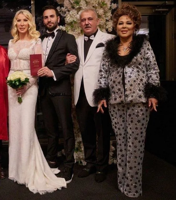seda-sayan-ve-caglar-oktenin-dugununde-safiye-soyman-ile-faik-ozturkun-fotograflari-sosyal-medyaya-damga-vurdu-1650914719246.jpeg Seda Sayan ve Çağlar Ökten'in düğününde Safiye Soyman ile Faik Öztürk’un fotoğrafları sosyal medyaya damga vurdu-5
