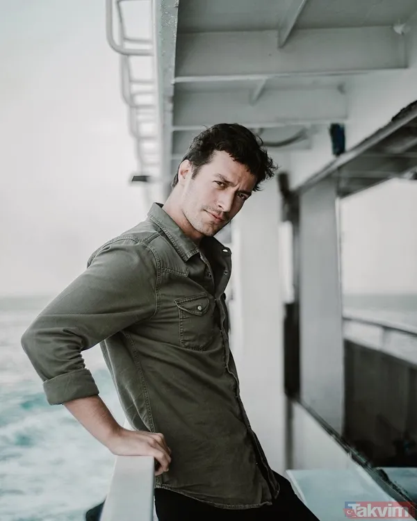 Camdaki Kız'ın Sedat'ı Feyyaz Şerifoğlu hayranlarını kırmadı! Hem çaldı hem söyledi sosyal medya damga vurdu - 6